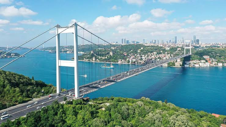 Hava Koşulları Alarm Veriyor: İstanbul Boğazı'nda Gemi Geçişleri Durduruldu!