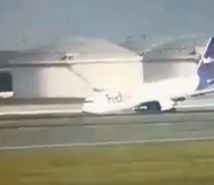 İstanbul Havalimanı'nda Kargo Uçağı Gövdesi Üzerine İndi