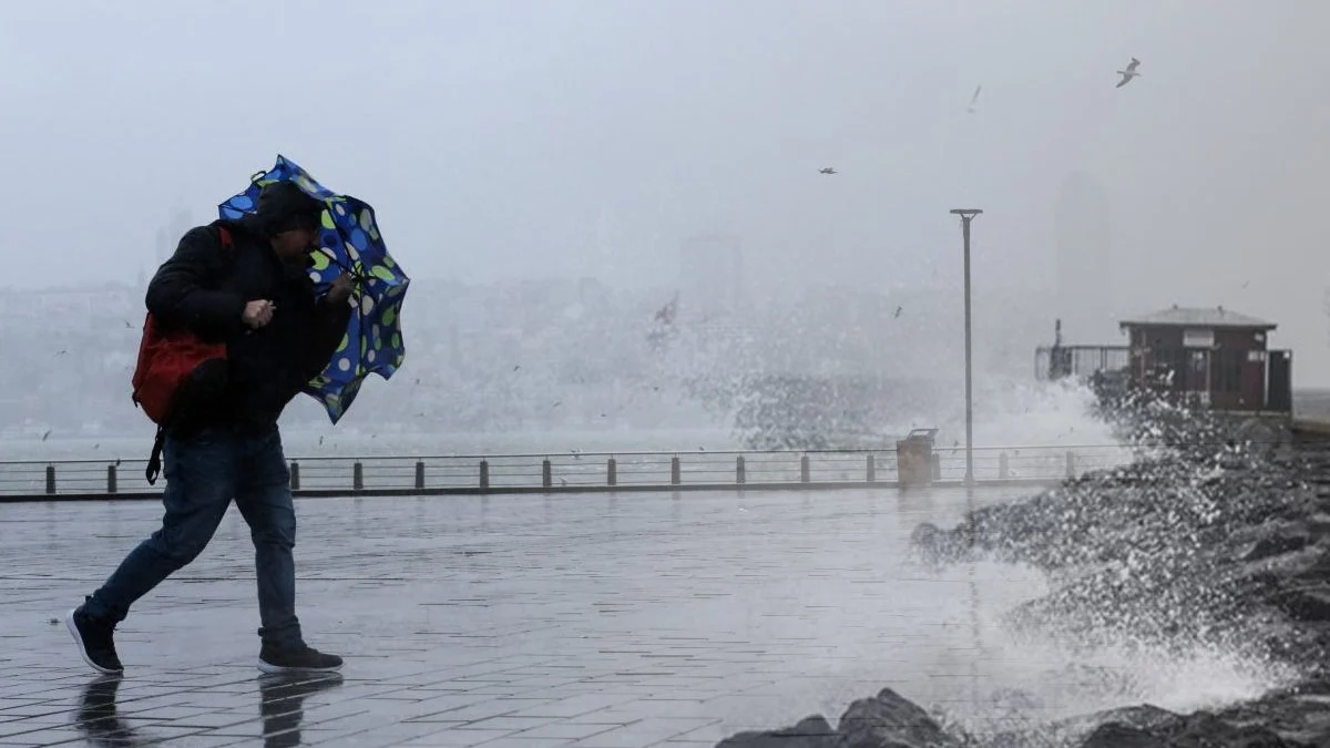 İstanbul Teyyakkuzda! AKOM, Fırtına Saatini Güncelledi ve Uyarıda Bulundu