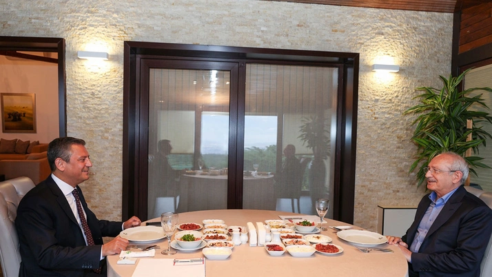Özgür Özel ve Kemal Kılıçdaroğlu'nun Birlikte Yemek Yemesi