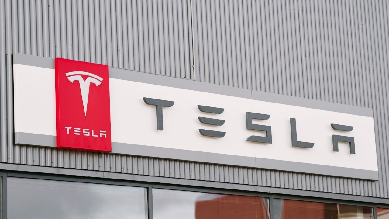 Tesla, Supercharger Ekibinin Büyük Bir Kısmını İşten Çıkarıyor