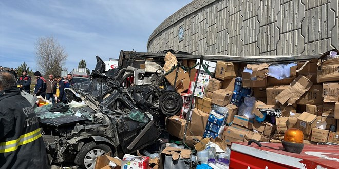 Tır Otomobilin Üzerine Devrildi: 4 Kişi Öldü, 2'si Polis 3 Kişi Yaralandı