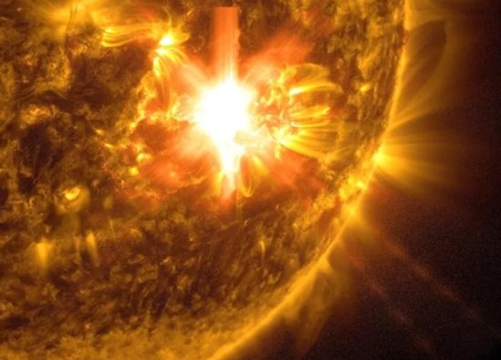 Ekstrem Güneş Fırtınaları: Dünya Çapında Kuzey Işıklarını Alevlendirdi