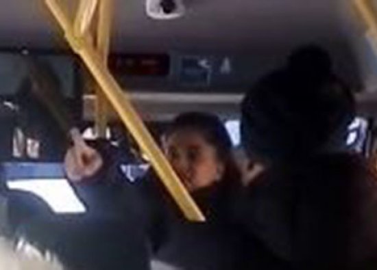 4 Çocuk Annesi Kadın, Kocasını Sevgilisiyle Minibüste Yakaladı