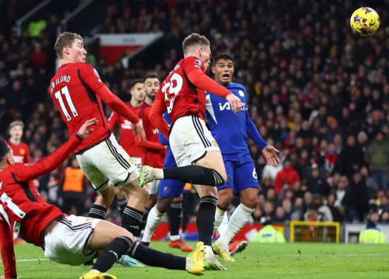 Premier League'de Nefes Kesen Mücadele: Manchester United'ın Zaferi ve McTominay'ın Parlayan Yıldızı