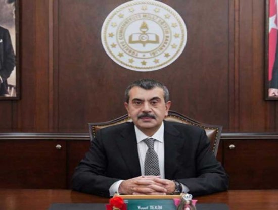 Deniz Zeyrek'ten Milli Eğitim Bakanı Yusuf Tekin'e Tepki: 'Otur 3!'