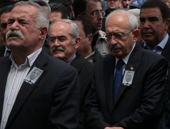 Kılıçdaroğlu ve ailesinin acı gününde siyasi isimlerin katılımı | Cenazeye çok sayıda siyasi isim katıldı
