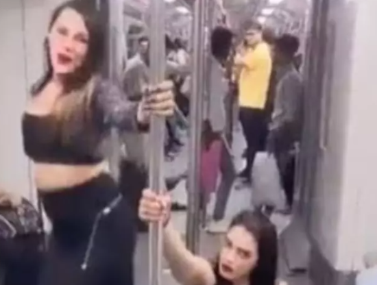 Metro'da Direk Dansı: Yolcular Neyle Karşılaşacağını Şaşırdı!