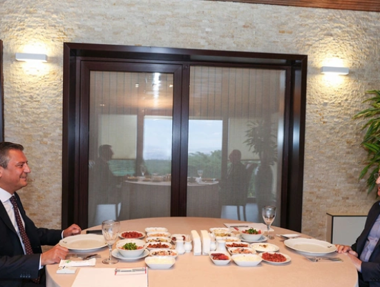 Özgür Özel ve Kemal Kılıçdaroğlu'nun Birlikte Yemek Yemesi