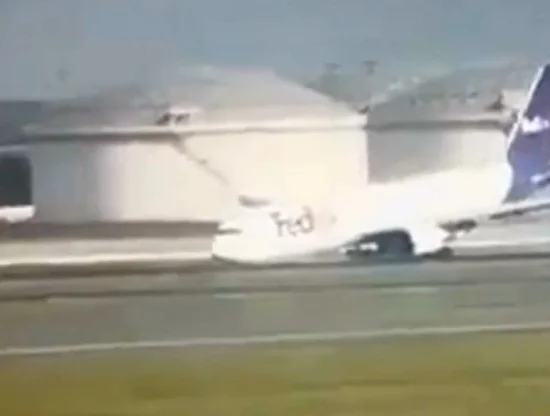 İstanbul Havalimanı'nda Kargo Uçağı Gövdesi Üzerine İndi